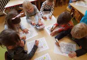 Dzieci kolorują świąteczne obrazki