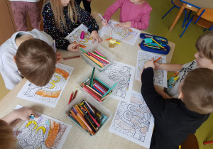 Dzieci kolorują świąteczne obrazki