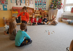 Ćwiczenie ciszy z figurkami z szopki