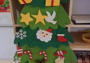 Choinka z filcu ozdobiona przez dzieci