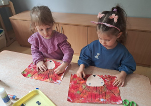 Dziewczynki podczas malowania jeża