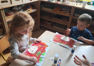 Dzieci rysują igły jeża