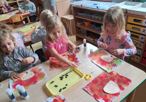 Dziewczynki rysują igły jeża