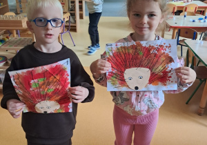 Dzieci prezentują swoją pracę pt. "Jeż"