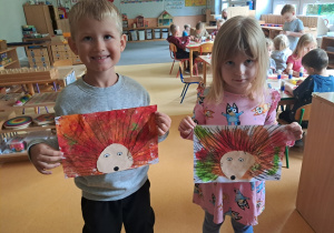Dzieci prezentują swoją pracę pt. "Jeż"