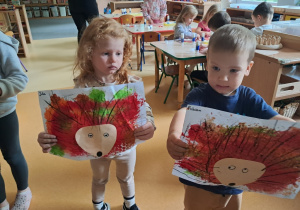 Dzieci pokazują własnoręcznie wykonaną pracę