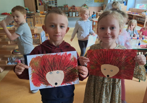 Starszaki prezentują pracę plastyczną pt. "Jeż"