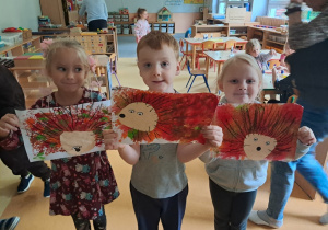 Dzieci pokazują własnoręcznie wykonaną pracę