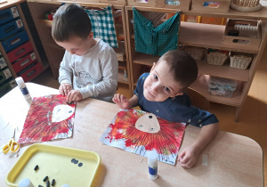 Chłopcy podczas wykonywania pracy plastycznej
