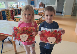 Dzieci prezentują swoją pracę