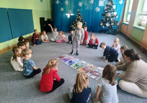 Dzieci oglądają banknoty i układają je w odpowiedniej kolejności