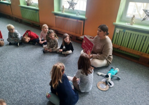 Animator pokazuje dzieciom przykład karty bankowej