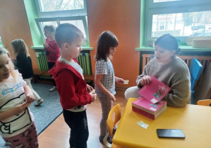 Ritka wręcza animatorowi kupon