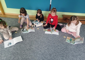 Dzieci podczas oglądania ksiązek