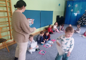 Dzieci odbierają pamiątkowe dyplomy