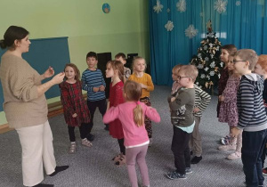 Dzieci uczestniczą w zabawie ruchowej