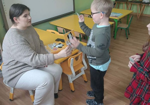 Chłopiec "kupuje" książeczkę