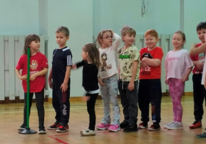 dzieci ustawiają się w szeregu do ćwiczeń