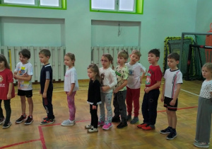 dzieci ustawiają się w szeregu do ćwiczeń