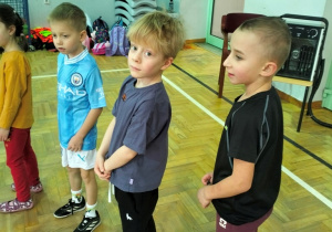 chłopcy podczas zaabw ruchowych