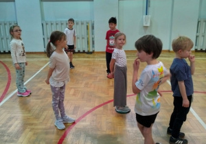 dzieci ćwiczą na sali gimnastycznej