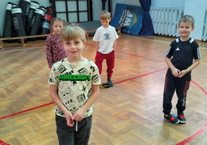 dzieci ćwiczą na sali gimnastycznej