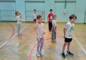 dzieci ćwiczą na sali gimnastycznej