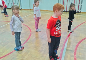 dzieci podczas zabawy orientacyjno - porządkowej