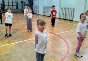 dzieci podczas zabawy orientacyjno - porządkowej