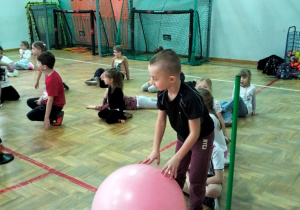 Bruno przygotowuje się do ćwiczenia w toczeniu piłki