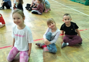 dzieci podczas krótkiego odpoczynku na sali gimnastycznej