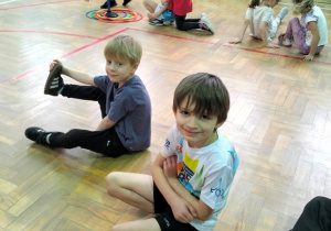 dzieci podczas krótkiego odpoczynku na sali gimnastycznej