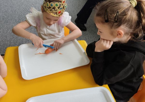 Dziewczynka obiera marchewkę