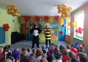 Dzieci oglądają przestawienie