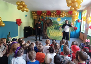 Dzieci oglądają przestawienie