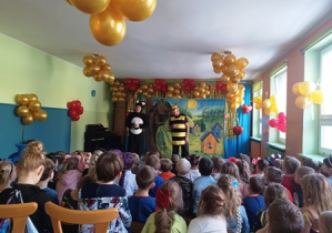 Dzieci oglądają przestawienie