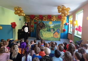 Dzieci oglądają przestawienie