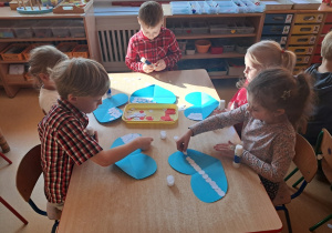 Dzieci wyklejają serce