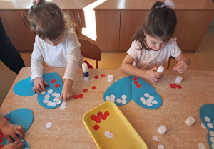 Dzieci wyklejają serce