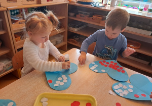 Dzieci wyklejają serce