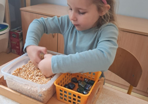 Dziewczynka w czasie działań sensorycznych