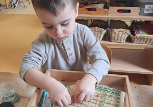 Chłopiec w czasie pracy na materiale