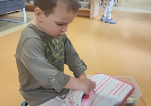 Chłopiec ćwiczy umiejętność prasowania