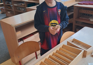 Chłopiec ćwiczy umiejętność przeliczania