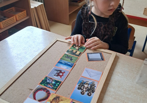 Dziewczynka ćwiczy umiejętność wysłuchiwania głosek