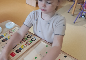 Dziewczynka w czasie pracy na materiale rozwojowym