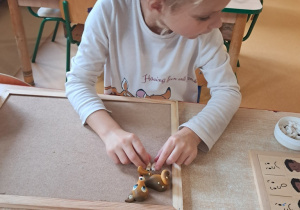 Dziewczynka w czasie pracy na materiale rozwojowym