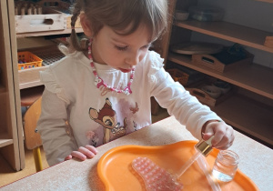 Dziewczynka podczas ćwiczeń z wykorzystaniem wody