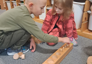 Dzieci podczas działań z cylindrami