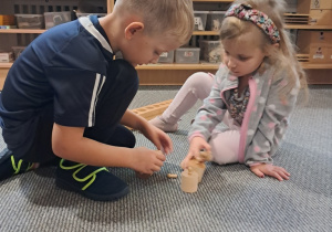 Dzieci podczas działań z cylindrami